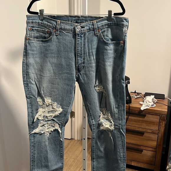 New Distressed Levi’s. - Picture 5 of 6